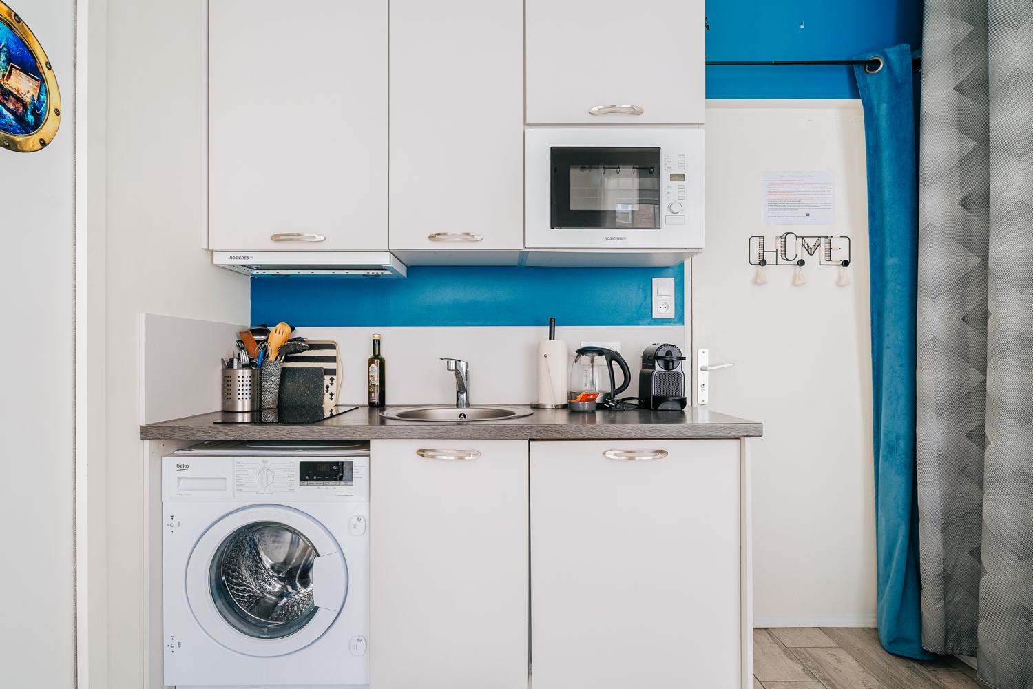 La cuisine : induction, micro-ondes, Nespresso et lave-linge
