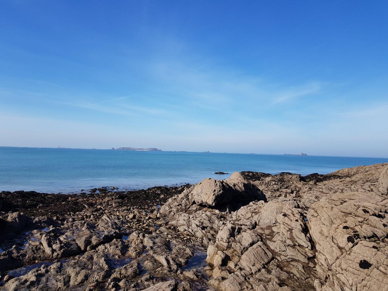 Les rochers à marée basse, face à l'île de Cézembre