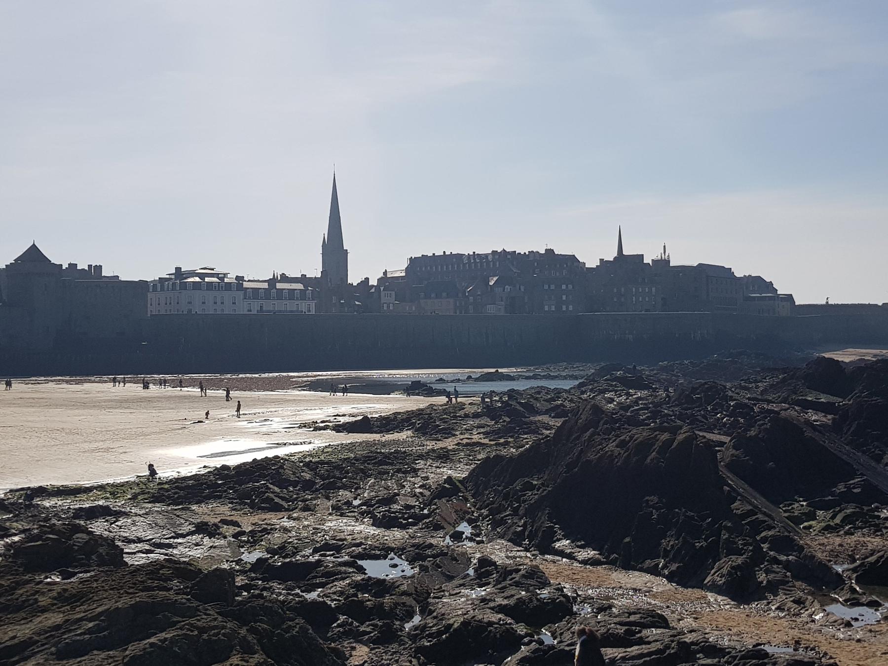 Les remparts et la flèche de la cathédrale Saint-Vincent